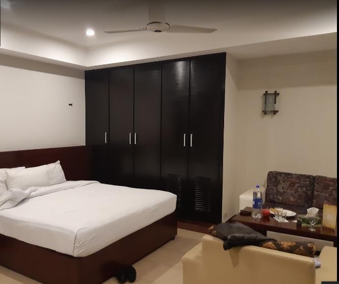 Hotel Multan Continental Eksteriør bilde